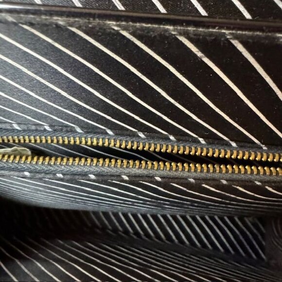 Vintage Black Patent Leather Handbag With Gold-Tone Clasp And Striped Inner Lini - Picture 7 of 8